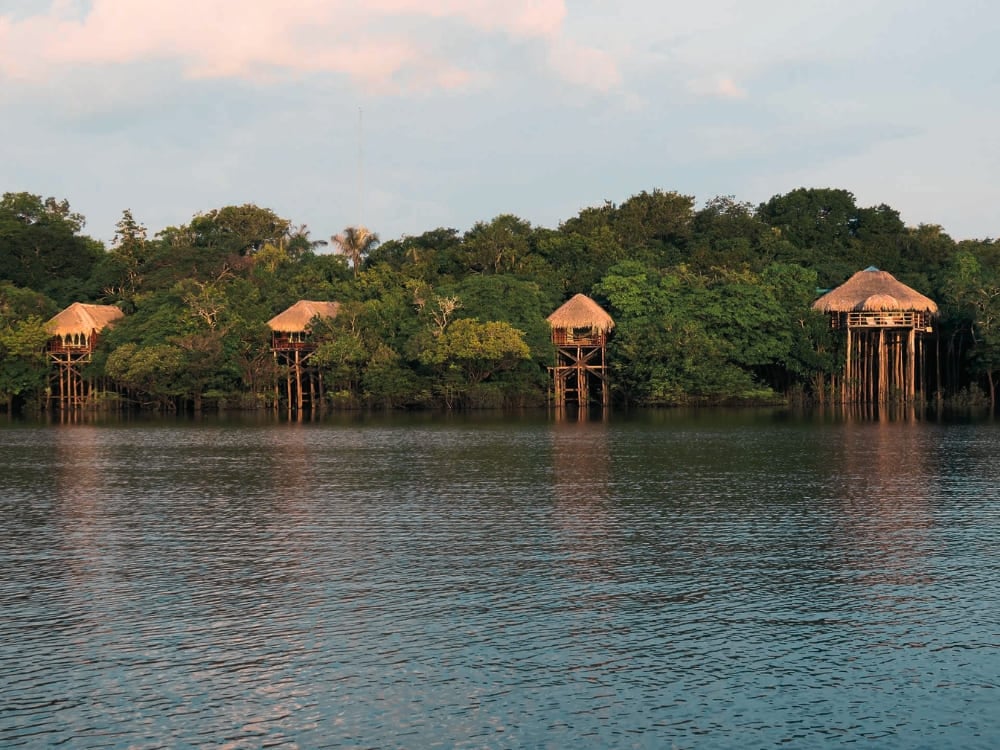 Bangalôs de alto padrão construídos sobre altas palafitas sobre o rio no Juma Amazon Lodge, um dos principais lodges de selva da Amazônia no Brasil. Bangalôs de alto padrão construídos sobre altas palafitas sobre o rio no Juma Amazon Lodge, um dos principais lodges de selva da Amazônia no Brasil.