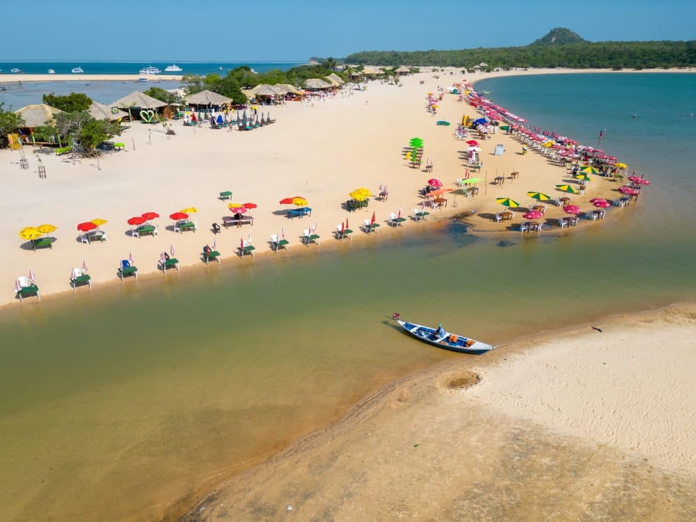 Plage de sable blanc d'Ilha do Amor s'étendant dans les eaux claires du fleuve Tapajós à Alter do Chão. Plage de sable blanc d'Ilha do Amor s'étendant dans les eaux claires du fleuve Tapajós à Alter do Chão.
