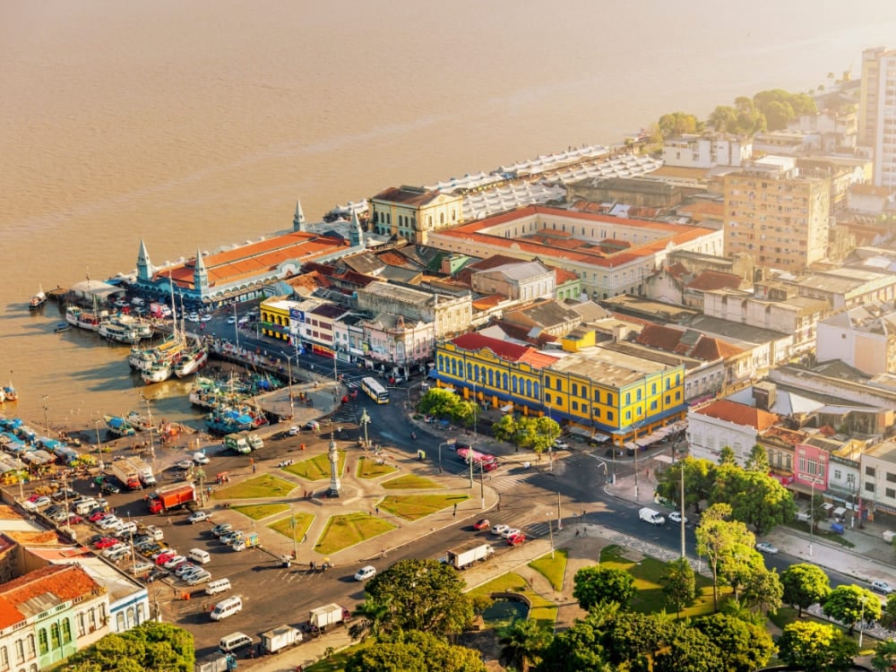 Vue aérienne du marché historique Ver-o-Peso et des bateaux amarrés sur le front de mer à Belém do Pará. Vue aérienne du marché historique Ver-o-Peso et des bateaux amarrés sur le front de mer à Belém do Pará.