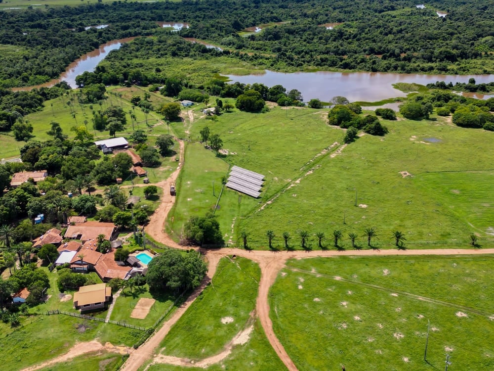 Vue aérienne de l'auberge Aguapé révélant une zone verte riche mélangeant la végétation du Cerrado avec la rivière Aquidauana. Vue aérienne de l'auberge Aguapé révélant une zone verte riche mélangeant la végétation du Cerrado avec la rivière Aquidauana.