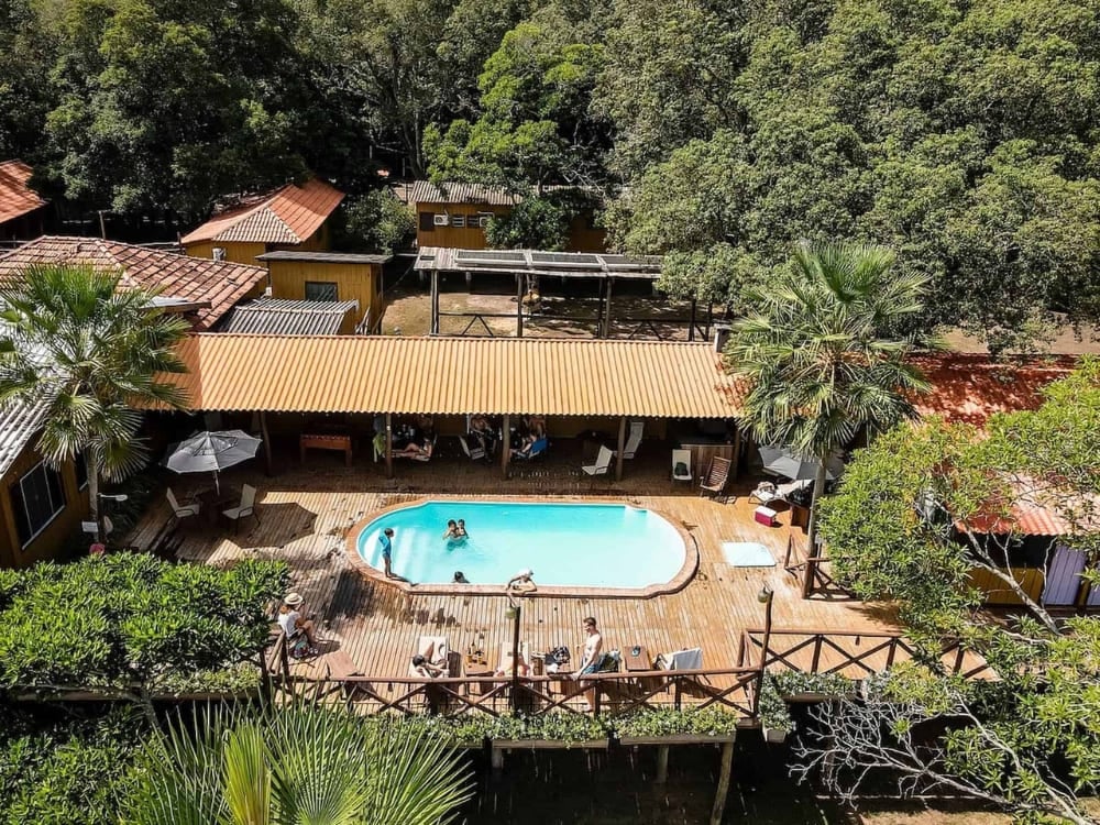 Des clients nagent dans la piscine extérieure sur une terrasse en bois à l'auberge Pantanal Jungle Lodge près de la rivière Miranda. Des clients nagent dans la piscine extérieure sur une terrasse en bois à l'auberge Pantanal Jungle Lodge près de la rivière Miranda.