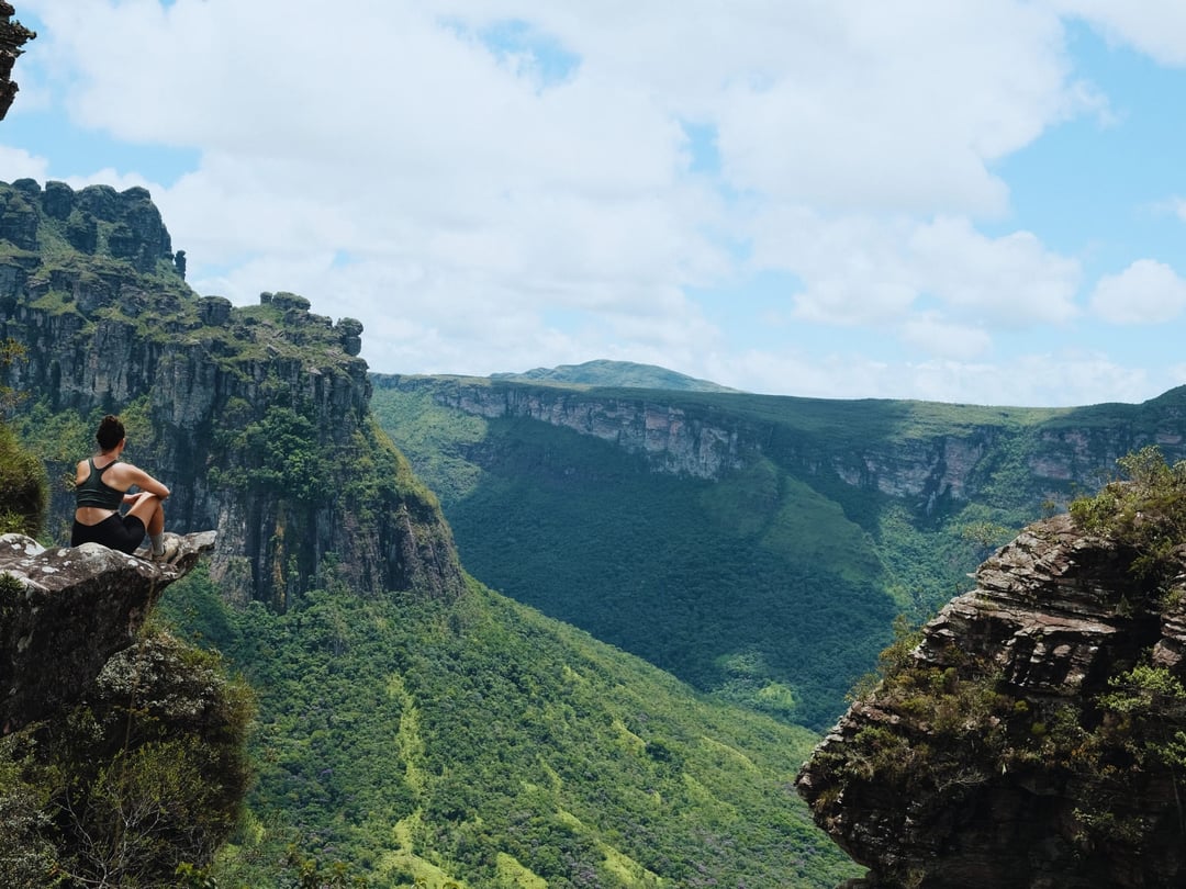 Wanderer durchqueren die grünen Täler des Vale do Pati in der Chapada Diamantina Wanderer durchqueren die grünen Täler des Vale do Pati in der Chapada Diamantina