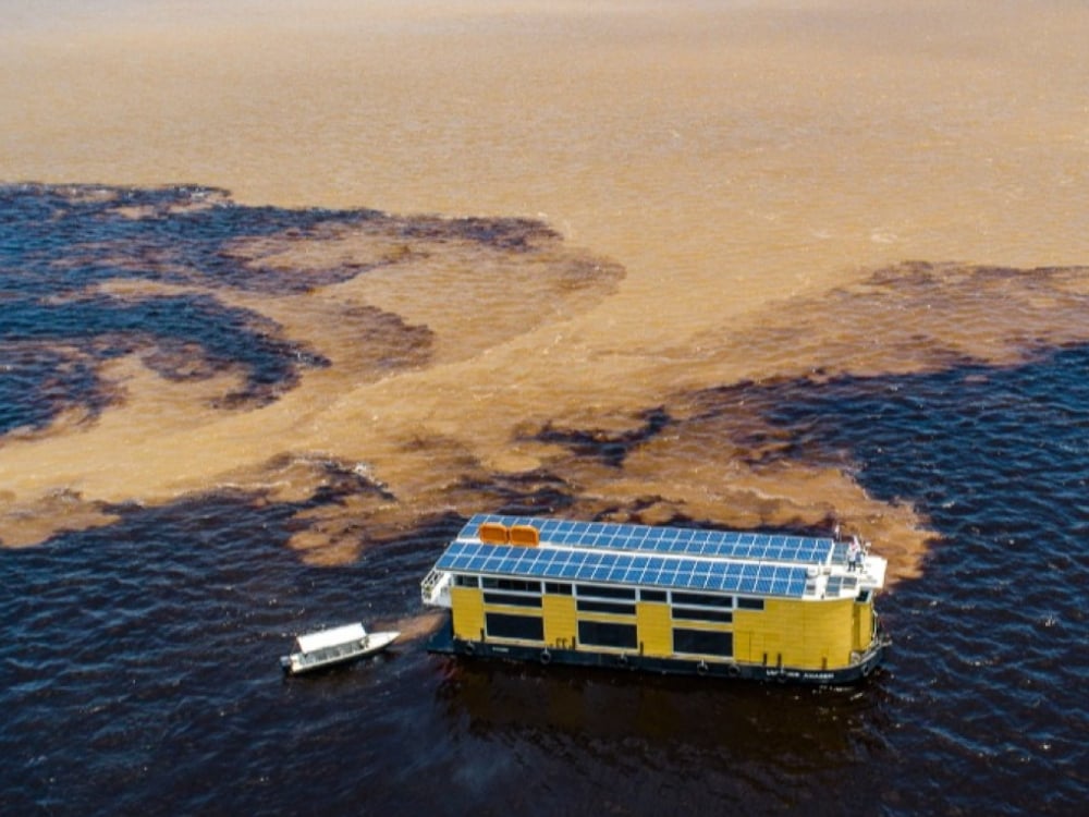 Prise de vue aérienne du bateau Untamed Amazon montrant les panneaux solaires sur le toit, soulignant son système énergétique respectueux de l'environnement. Prise de vue aérienne du bateau Untamed Amazon montrant les panneaux solaires sur le toit, soulignant son système énergétique respectueux de l'environnement.