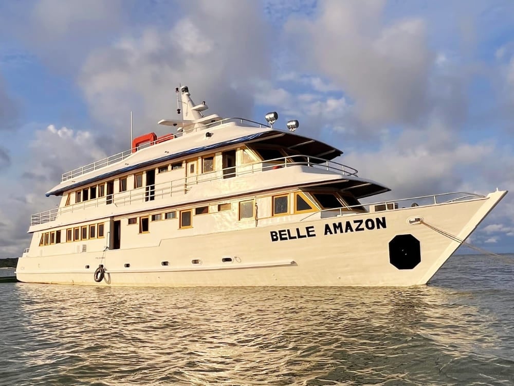 Le bateau blanc Belle Amazon naviguant sur l'eau, faisant partie de la flotte Kaiara proposant des croisières depuis Belém et Alter do Chão. Le bateau blanc Belle Amazon naviguant sur l'eau, faisant partie de la flotte Kaiara proposant des croisières depuis Belém et Alter do Chão.