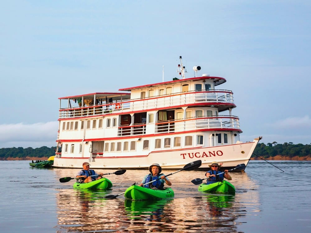 Le yacht à moteur Tucano naviguant sur les eaux sombres de l'Amazone, conçu pour explorer les parties profondes du complexe de conservation de l'Amazonie centrale. Le yacht à moteur Tucano naviguant sur les eaux sombres de l'Amazone, conçu pour explorer les parties profondes du complexe de conservation de l'Amazonie centrale.