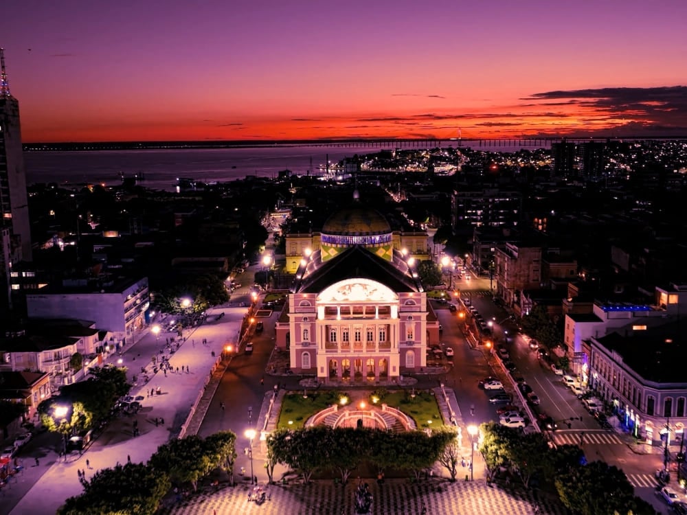 Vista aérea noturna do histórico Teatro Amazonas iluminado no centro de Manaus. Vista aérea noturna do histórico Teatro Amazonas iluminado no centro de Manaus.