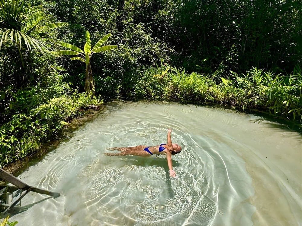 Une voyageuse flotte paisiblement dans les eaux cristallines d’un fervedouro dans le Jalapão, au Brésil. Une voyageuse flotte paisiblement dans les eaux cristallines d’un fervedouro dans le Jalapão, au Brésil.