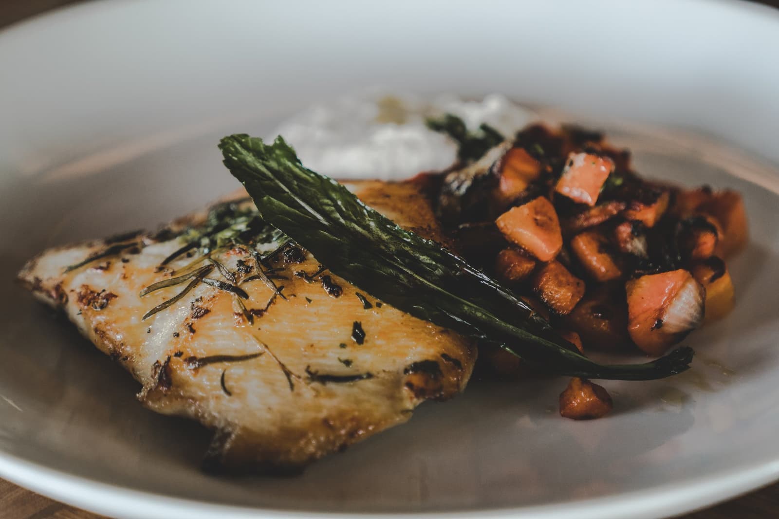 Peu d'ingrédients, beaucoup de soin, la cuisine du lodge ne plaisante pas. Filet de poisson grillé aux herbes accompagné de patate douce sautée et de légumes verts au restaurant du lodge Mirante do Gavião