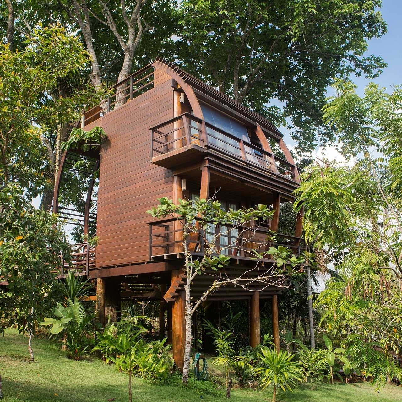 Dormir perché dans la forêt, c'est exactement aussi bien que ça en a l'air. Une cabane en bois à plusieurs niveaux au Mirante do Gavião s'élève sur pilotis au-dessus de jardins tropicaux luxuriants, avec des balcons enveloppants à chaque étage et un toit voûté encadré par de grands arbres de forêt tropicale