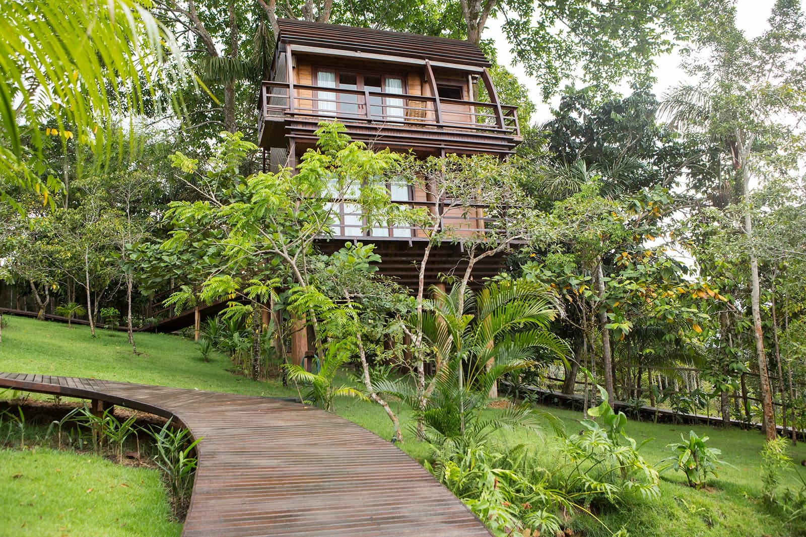 Dormir dans la canopée, et la passerelle en bois qui vous y mène donne déjà le ton. Une passerelle en bois courbée monte à travers des jardins tropicaux luxuriants vers le lodge en bois à plusieurs étages du Mirante do Gavião, entouré d'une forêt amazonienne dense