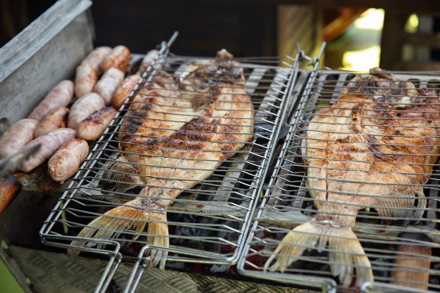 Le feu fait le reste, et c'est très bien ainsi. Poissons entiers et saucisses grillés sur des grilles en fil métallique au-dessus de charbons ardents, déjeuner traditionnel servi lors de l'excursion en Amazonie