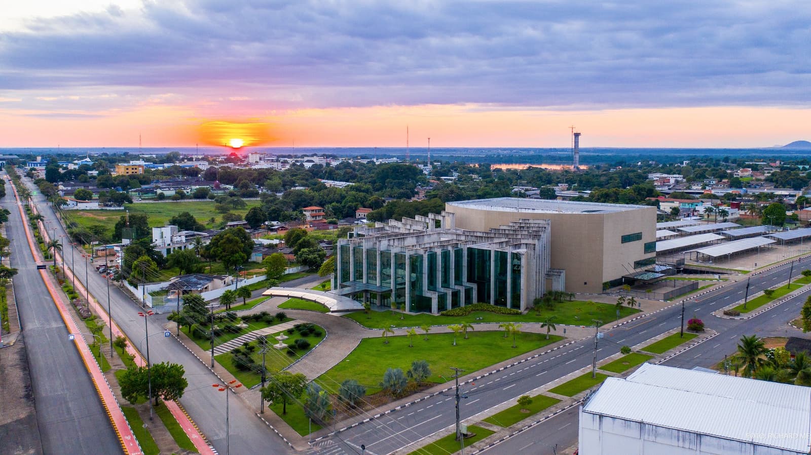 Un dernier coucher de soleil en ville avant que le tepui prenne le relais. Vue aérienne d'une ville brésilienne au coucher du soleil, avec un édifice civique moderniste en verre et béton entouré de pelouses verdoyantes et de larges avenues — point de départ du trek du Mont Roraima