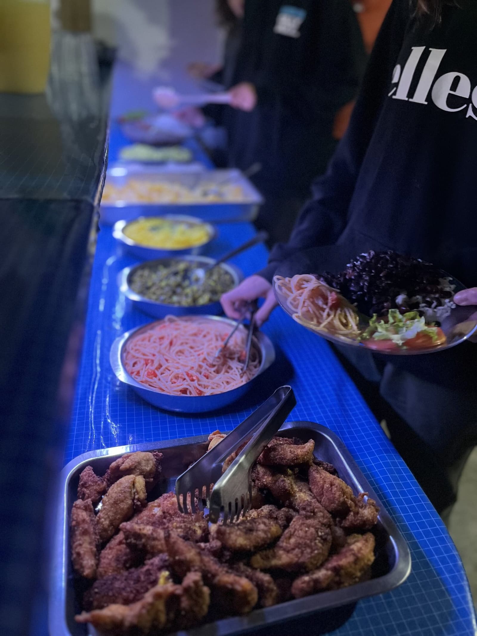 Après des heures de sentier, ce buffet mérite bien une deuxième assiette. Un long buffet garni de plusieurs plats — fritures panées, pâtes à la tomate, lentilles, riz et salade fraîche — servi aux randonneurs de la randonnée dans la vallée de Pati