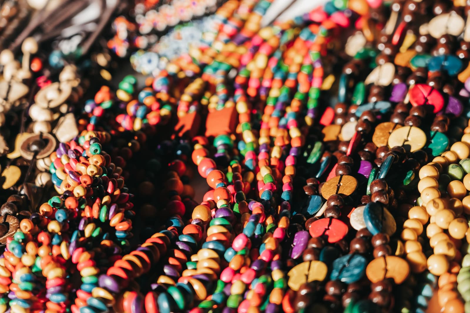 Le genre d'étal où on ressort les mains pleines. Un présentoir dense de colliers et bracelets en perles de bois et de graines multicolores sur un marché artisanal local, souvenirs faits main de la région de la croisière Untamed Amazon