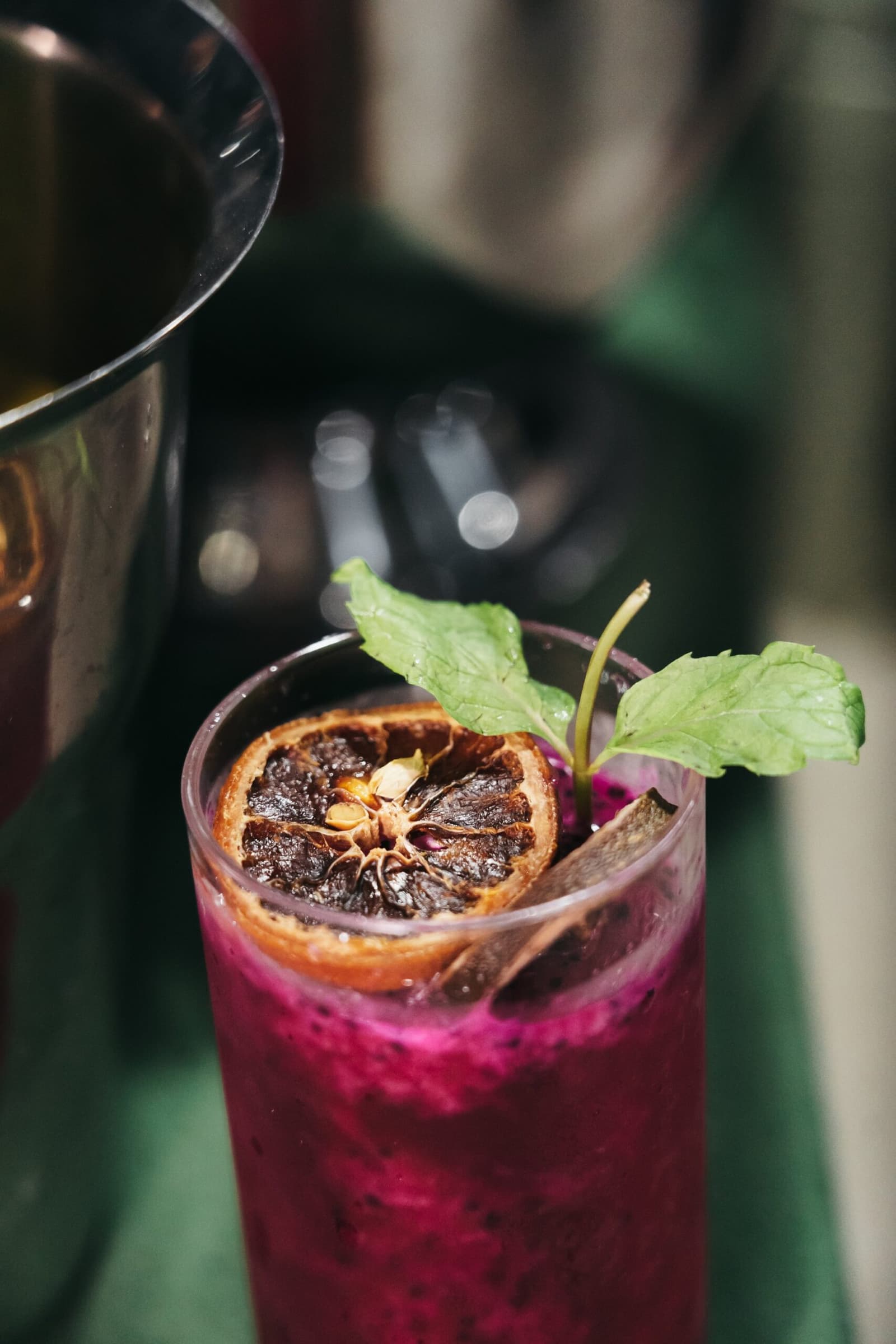 Le bar n'a visiblement pas fait dans la demi-mesure. Un cocktail magenta vif garni d'une rondelle d'agrume déshydratée et de feuilles de menthe fraîche, versé à bord de l'Untamed Amazon Cruise