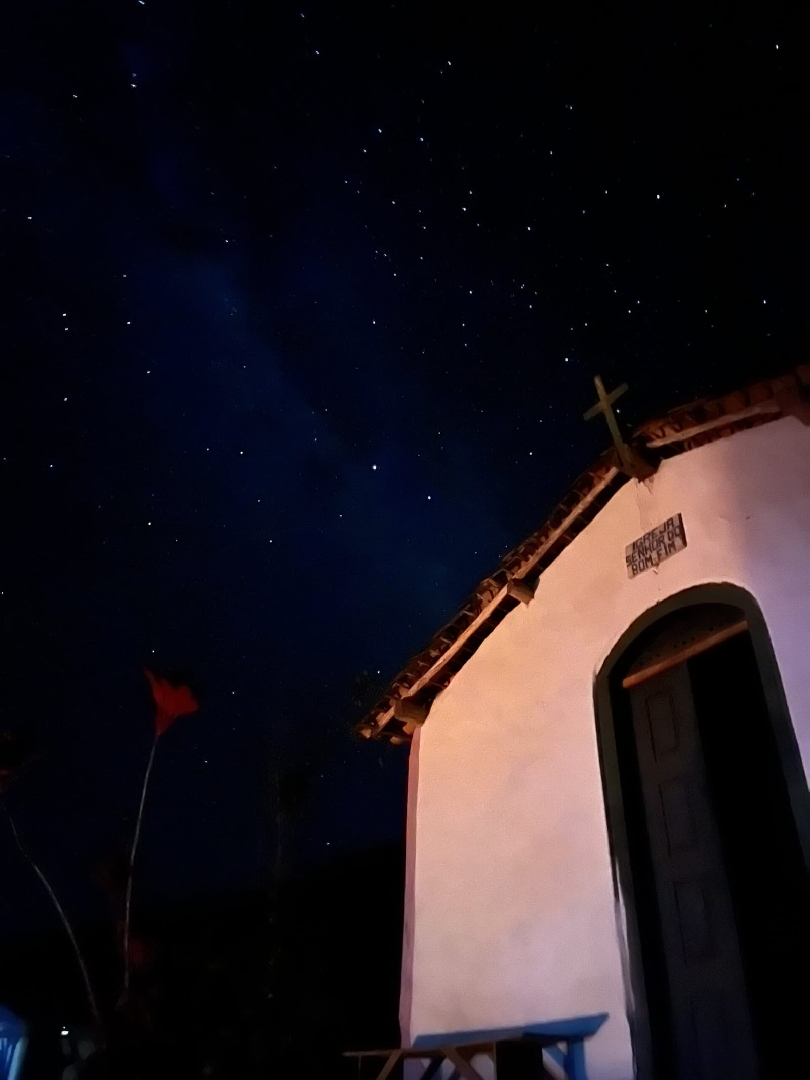 De vieux murs sous des étoiles bien plus vieilles. Certaines nuits dans la Chapada, on s'arrête simplement. Une chapelle coloniale blanchie à la chaux portant l'enseigne 'Igreja Senhor do Bonfim' sous un ciel étoilé éclatant lors du trek Vale do Pati, une croix en bois se découpant contre le bleu profond de la nuit
