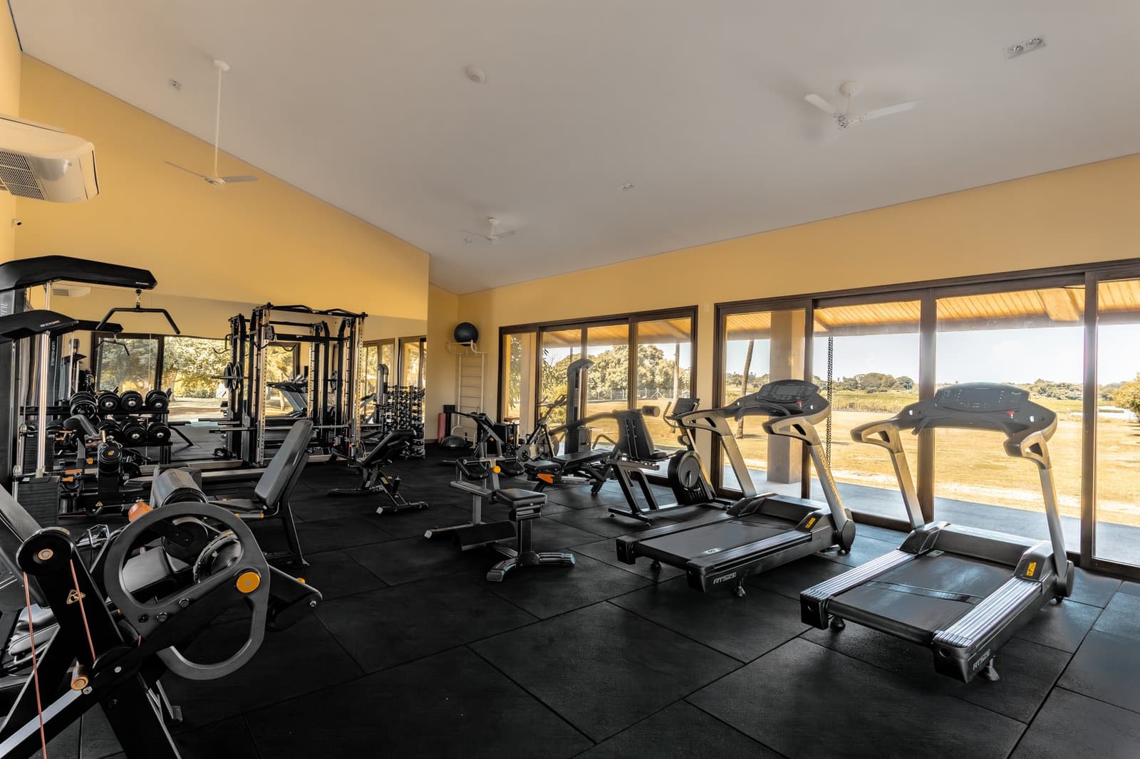 Kein Grund, das Training ausfallen zu lassen, wenn das Laufband so einen Ausblick bietet. Gut ausgestattetes Fitnesscenter mit Laufbändern, Kraftgeräten und raumhohen Fenstern mit Blick auf die offene Savanne