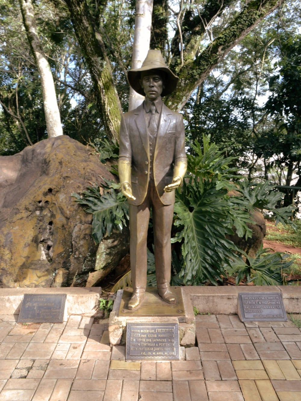 Statue en bronze de Santos Dumont dans le parc national de l'Iguaçu, à côté de la plaque reprenant sa phrase de 1916, Brésil. Statue en bronze de Santos Dumont dans le parc national de l'Iguaçu, à côté de la plaque reprenant sa phrase de 1916, Brésil.