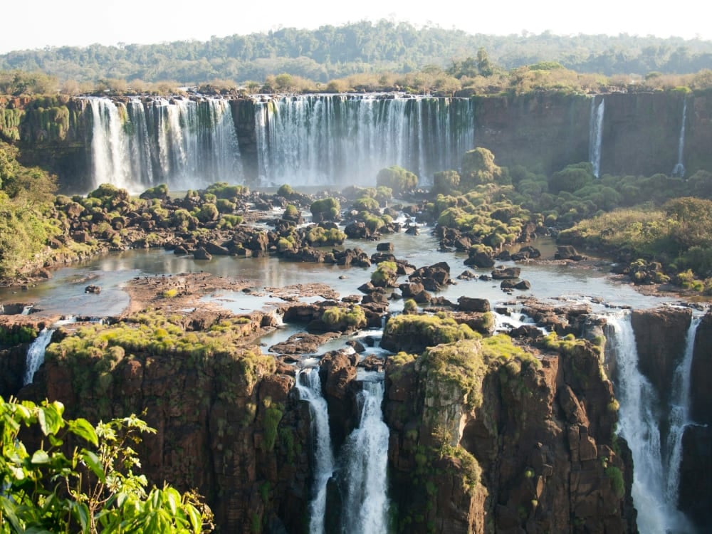Vue panoramique des cascades des chutes d'Iguazu depuis le côté brésilien du parc national de l'Iguaçu, Brésil. Vue panoramique des cascades des chutes d'Iguazu depuis le côté brésilien du parc national de l'Iguaçu, Brésil.