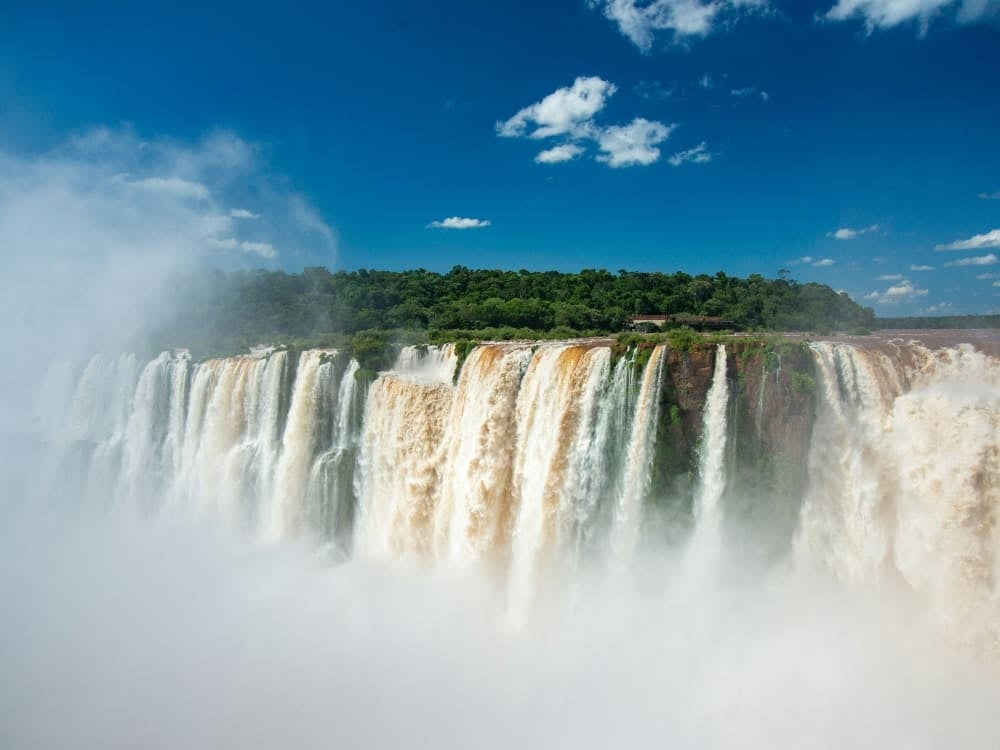 La Gorge du Diable aux chutes d'Iguazu, mur de cascades au débit puissant sous un nuage d'embruns, Brésil. La Gorge du Diable aux chutes d'Iguazu, mur de cascades au débit puissant sous un nuage d'embruns, Brésil.