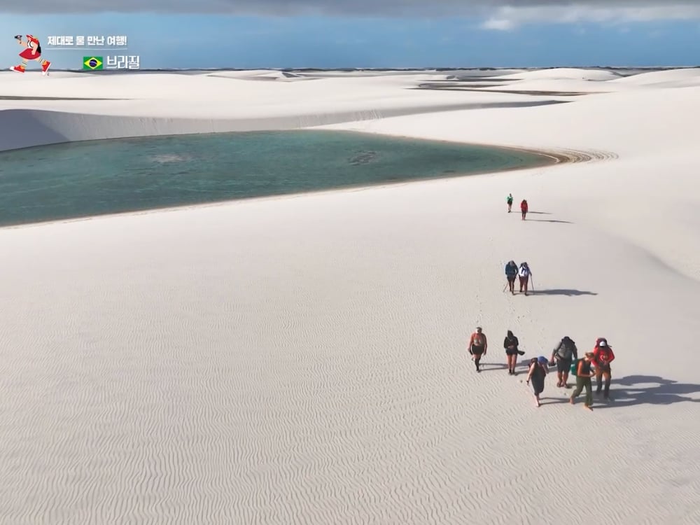 Photo: KBS Hand mit einer weißen Seerose und kleinen Wildblumen, gepflückt am Ufer einer Lagune in den Lençóis Maranhenses