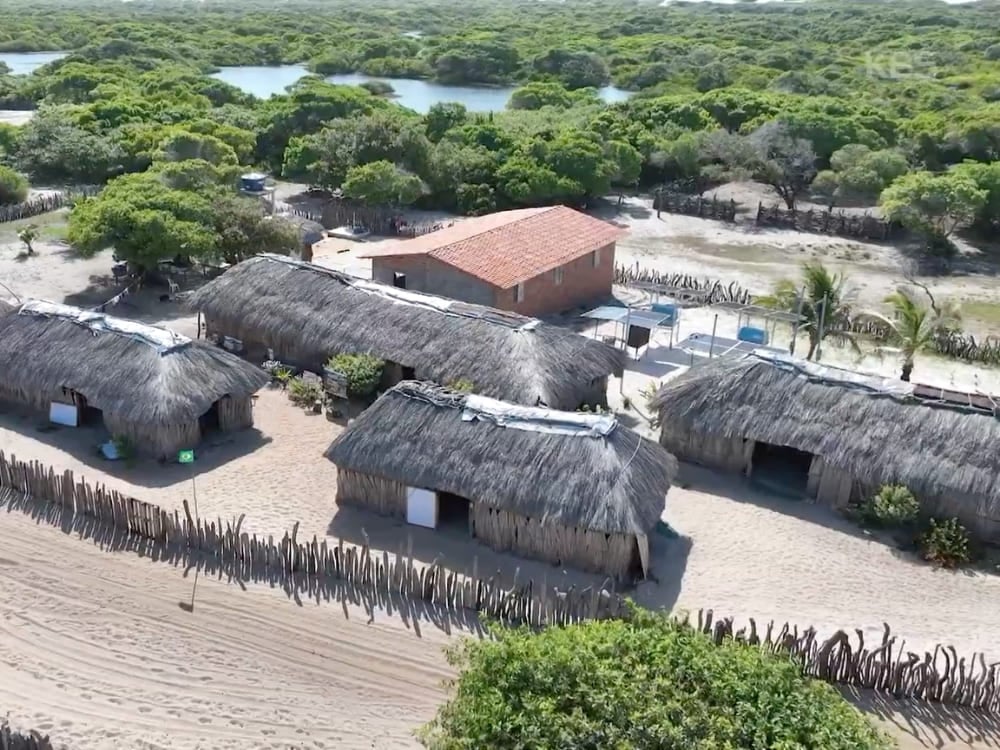 Photo: KBS Luftaufnahme von strohgedeckten Häusern in einem Dorf zwischen Grün und Lagunen in den Lençóis Maranhenses