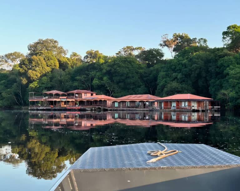 Éco-lodge flottant sur le Rio Negro en Amazonie, vu depuis le bateau au lever du jour