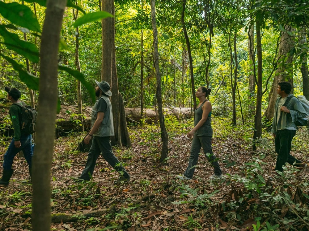 Photo: Gui Gomes Guide accompagnant des voyageurs sur un sentier forestier de l'Amazonie, au Brésil