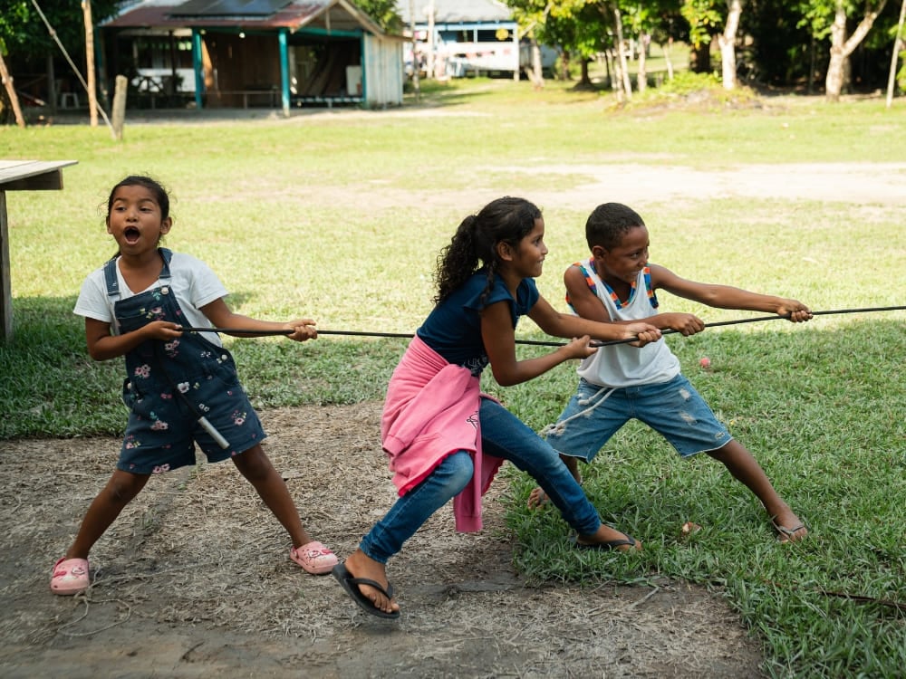 Photo: Isadora Sá Enfants jouant au tir à la corde dans une communauté riveraine de la forêt amazonienne, au Brésil
