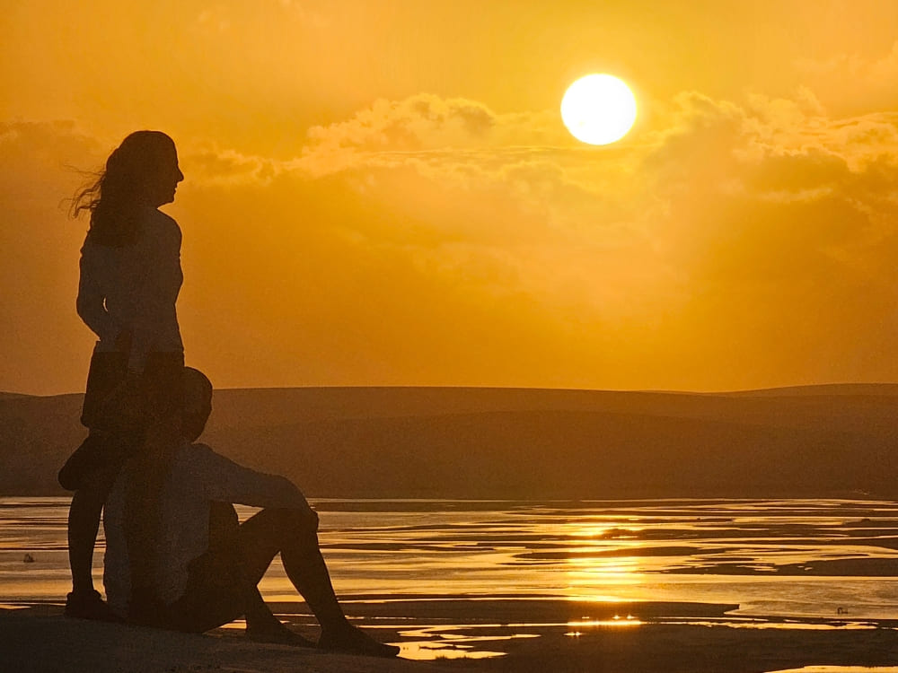 Paar, das den Sonnenuntergang in Lencois Maranhenses genießt
