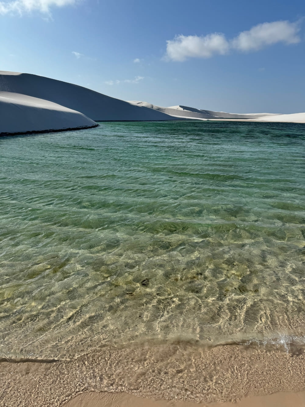 Leere Lagune bei der Wanderung durch die Lençóis Maranhenses