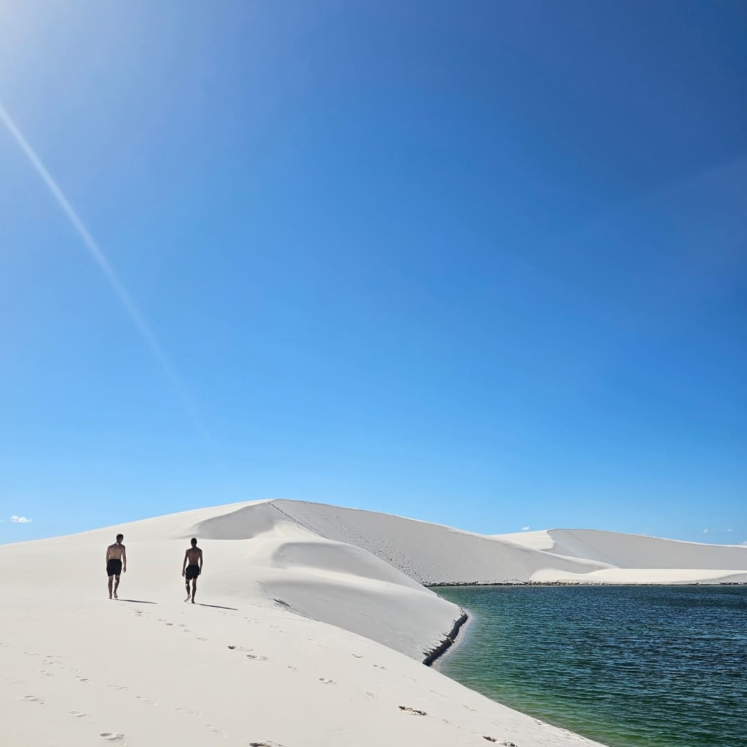 Freunde spazieren an der Lagune in Lencois Maranhenses
