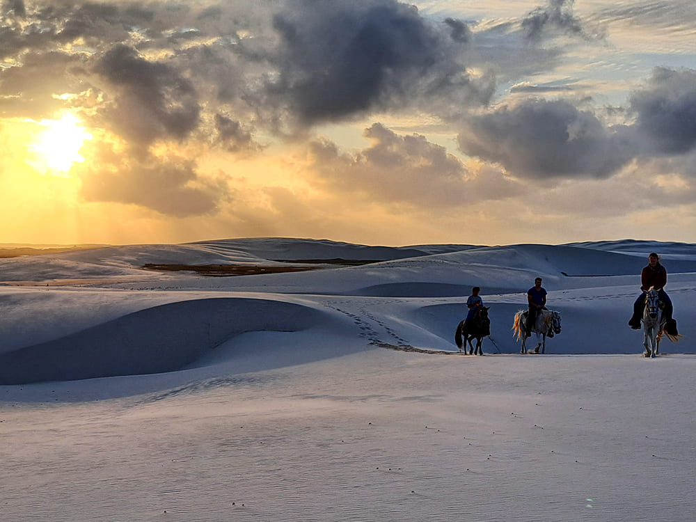 Zonsopgang te paard in de Lencois Maranhenses woestijn