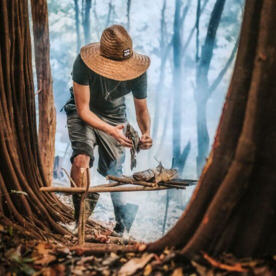 Grillen am Lagerfeuer - Amazonas Regenwald