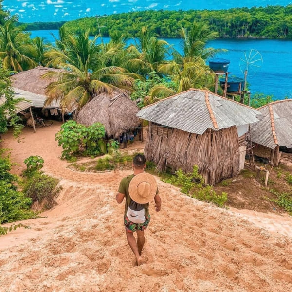 Man aan de wandel in Vassouras bij Lencois Maranhenses