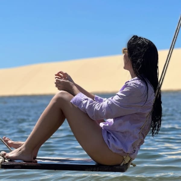 Alleinreisender in einer Lagune in Vassouras Lençóis Maranhenses, Brasilien
