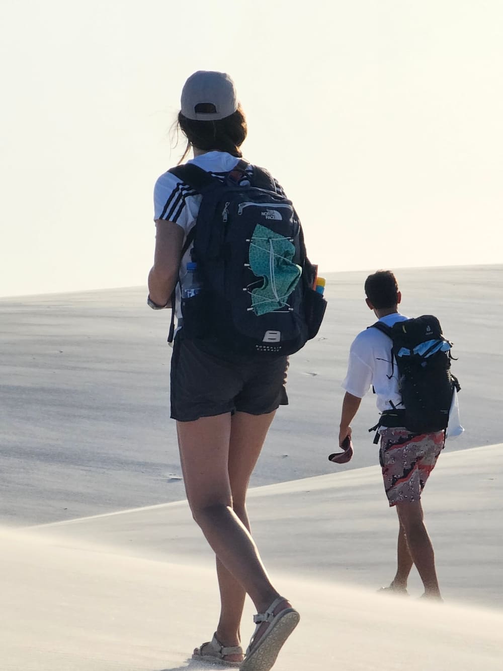 Couple faisant une randonnée dans les dunes de sable d'Atins, lors du trek des Lençóis Maranhenses 1