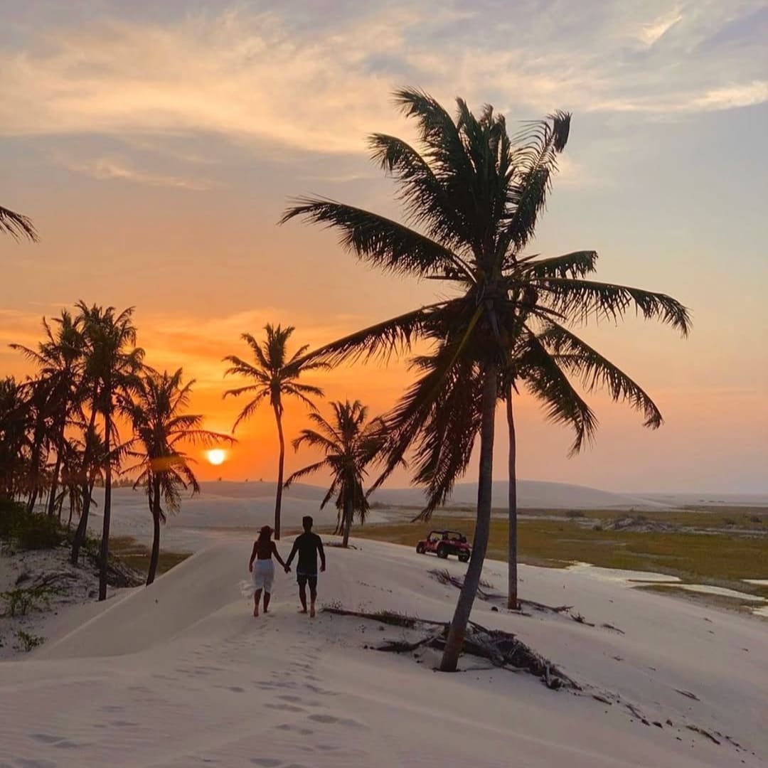 Couple admirant le coucher de soleil à Jericoacoara, sur la Route des Émotions au Brésil