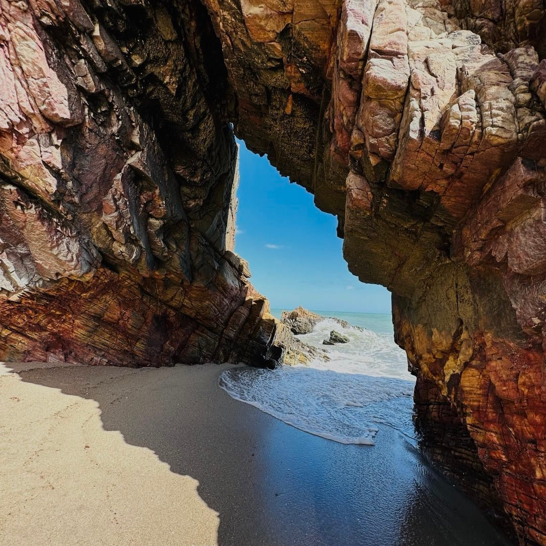 Formation rocheuse percée à Jericoacoara, au Brésil