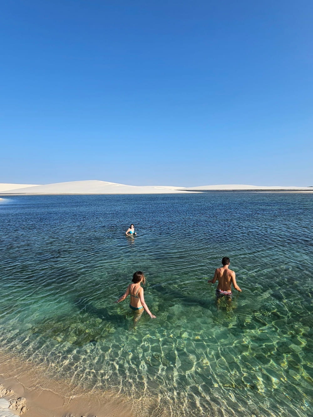 Couple en randonnée dans les dunes de sable d'Atins, lors du trek des Lençóis Maranhenses.