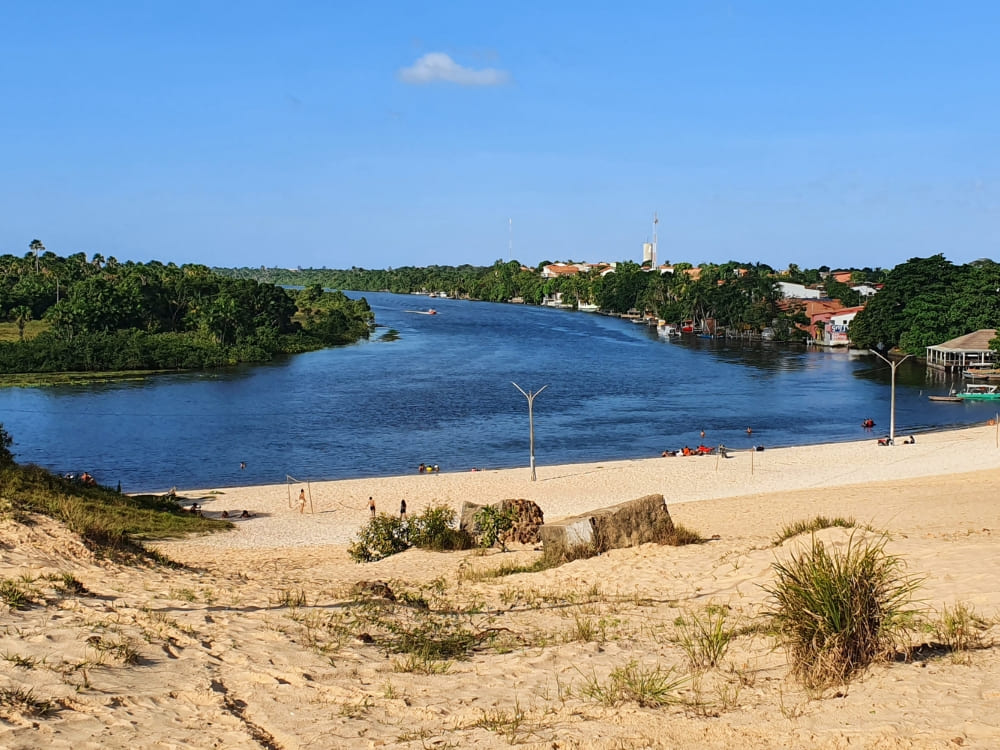 De rivier Preguicas slingert zich door Barreirinhas, vlakbij het nationale park Lencois Maranhenses.