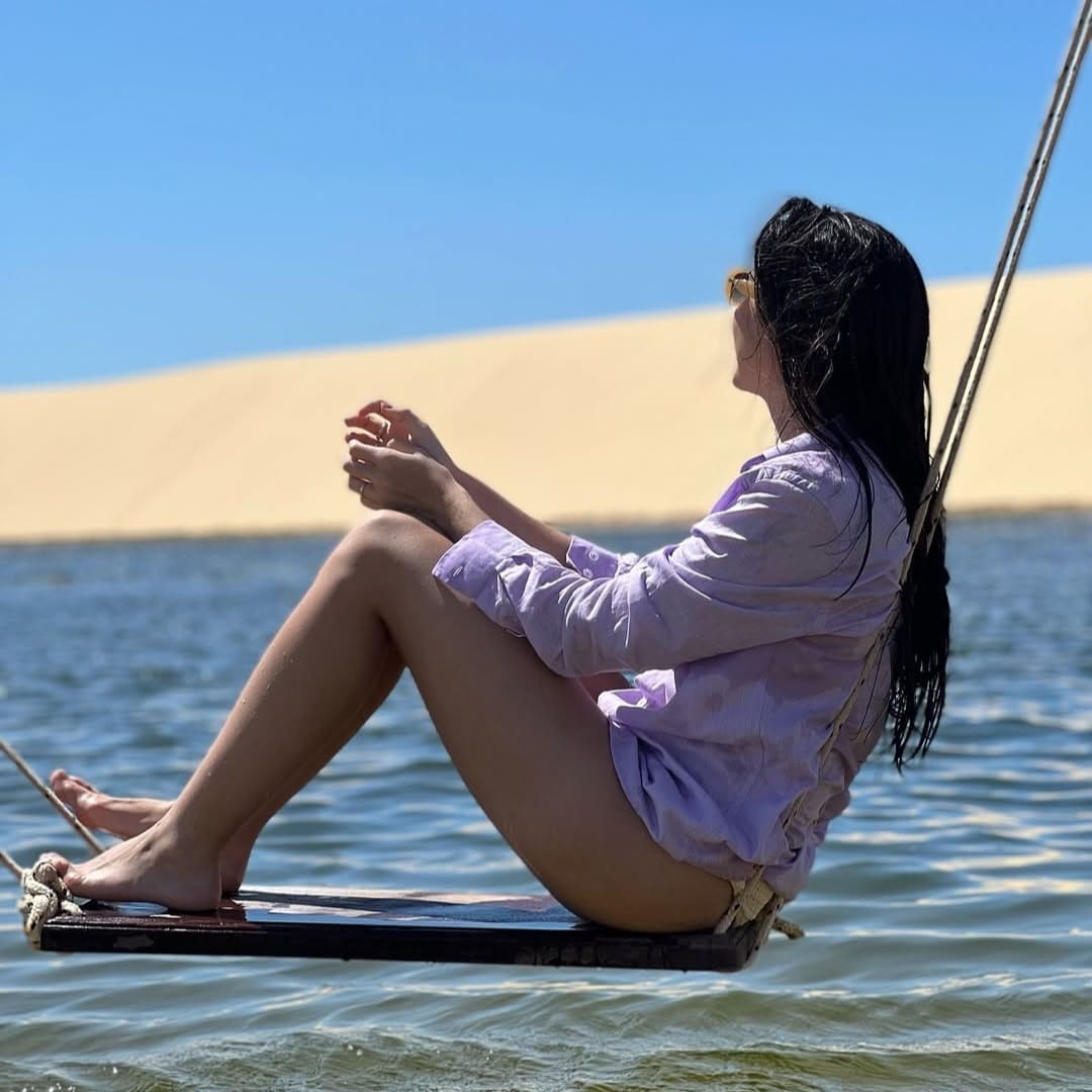 Une femme dans les superbes lagunes des Lençóis Maranhenses