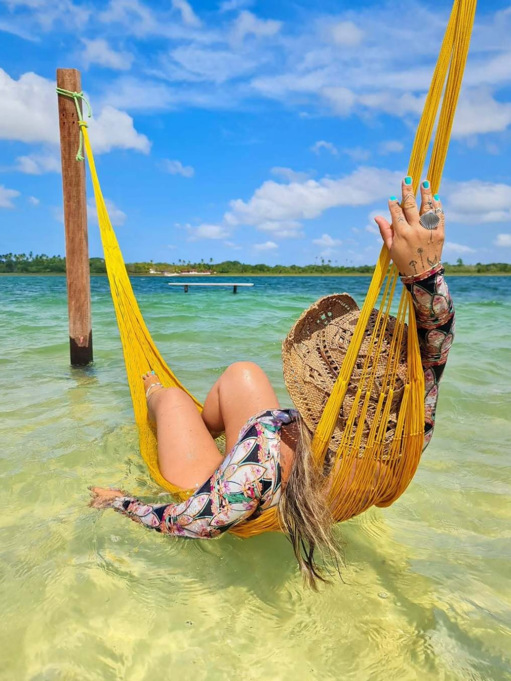 Une femme profite de la Lagoa do Paraiso à Jericoacoara