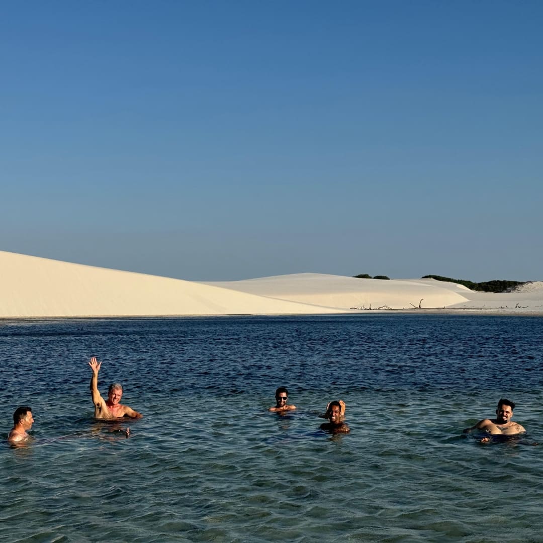 Les gens dans les incroyables lagunes du parc national des Lençóis Maranhenses