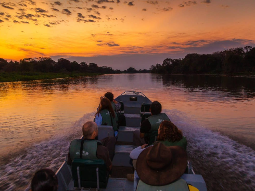 Viagem de barco no Rio Miranda
