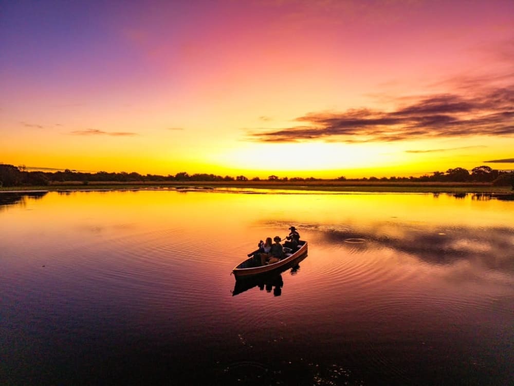 Canoë au coucher du soleil dans le Pantanal