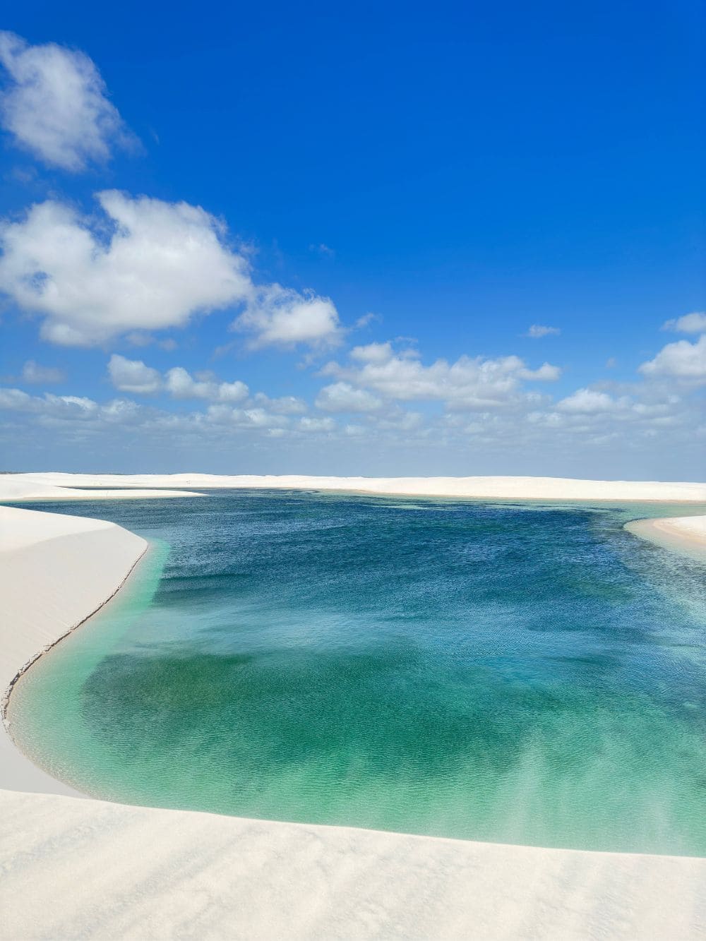 Eine unberührte, türkisfarbene Lagune ruht zwischen den weiten weißen Sanddünen in der Nähe von Barreirinhas.