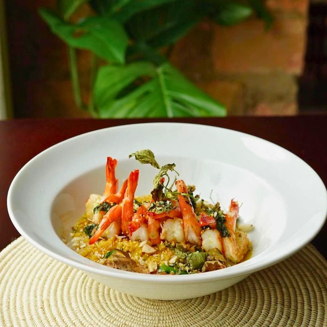 Verfijnd gerecht met garnalen geserveerd in een witte kom in een restaurant in Manaus