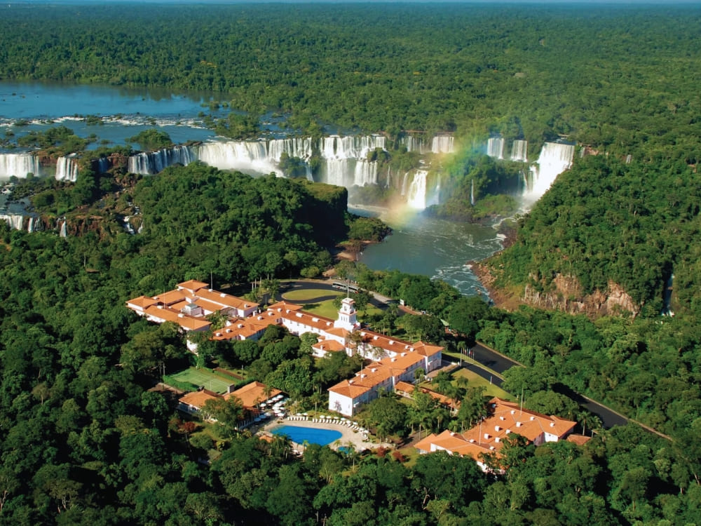 Luchtfoto van Belmond Hotel das Cataratas, genesteld in het bos nabij de Iguacu-watervallen.