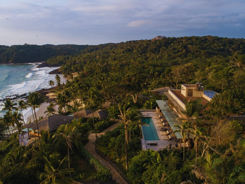 Luchtfoto van boetiekhotel Barracuda met een lang zwembad dat uitkijkt over de Atlantische Oceaan.